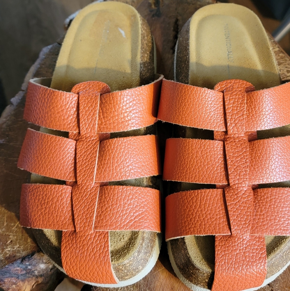 Intentionally Blank Raft Sandals Sz 37